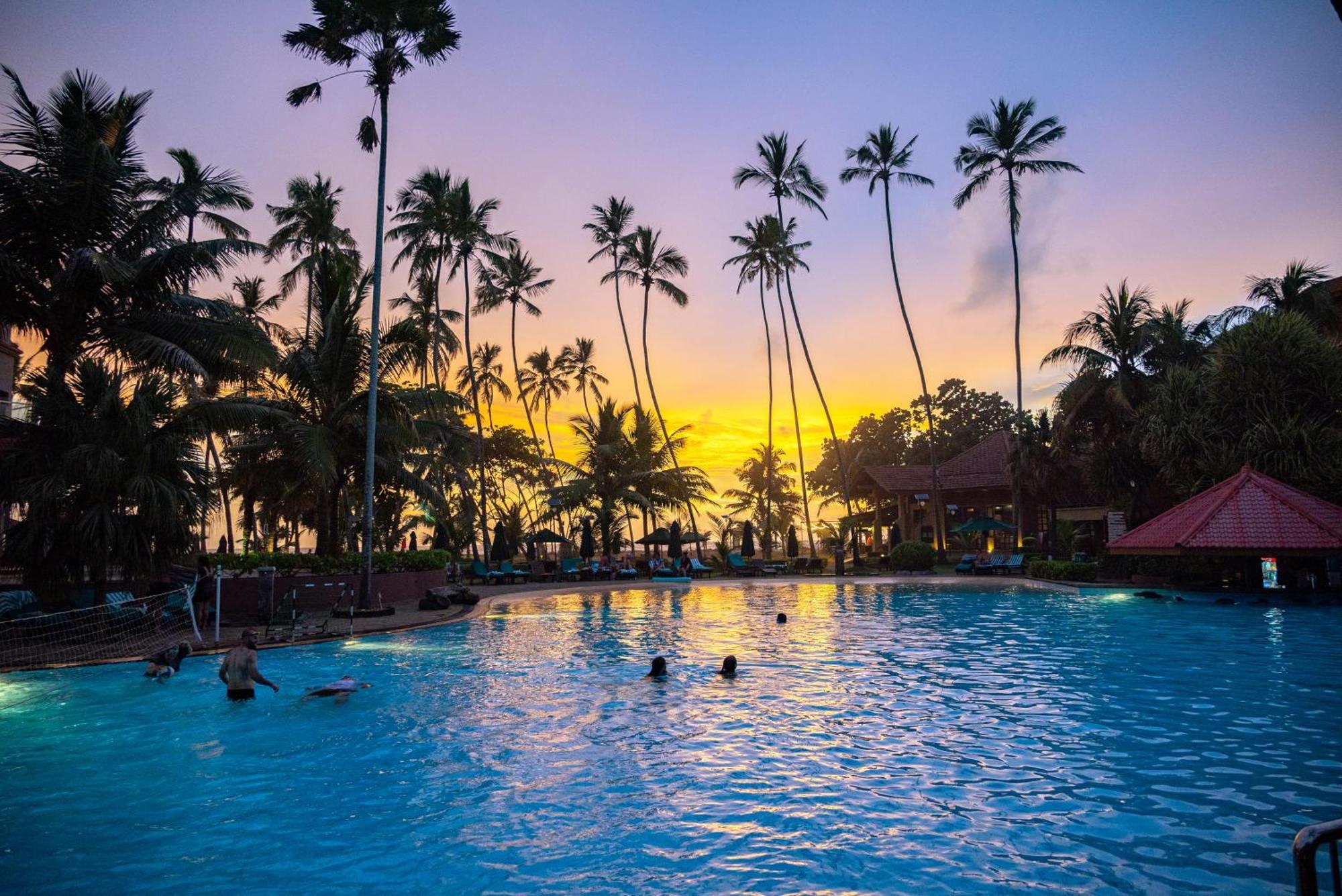 Royal Palms Beach Hotel Kalutara Bagian luar foto